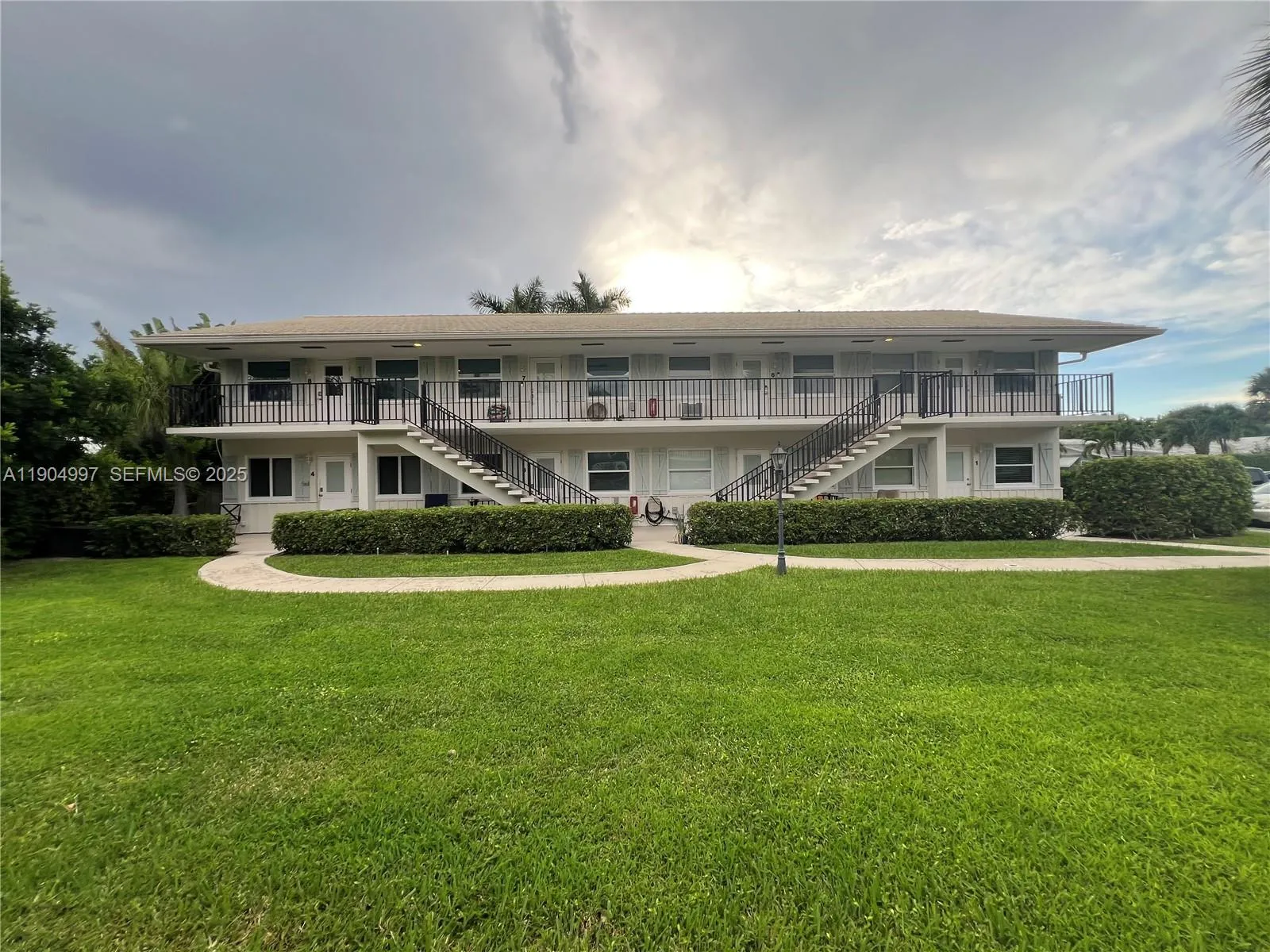 Foto de propiedad en 108 Bravado Lane 8, Palm Beach Shores, FL 33404 Palm Beach Shores con MLS# 