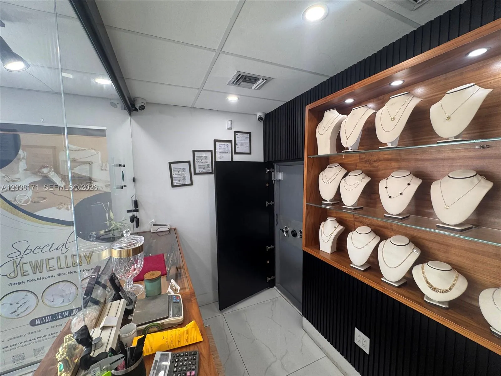 Foto de propiedad en 108 SW 27th Avenue, Miami, FL 33135 Miami con MLS# 