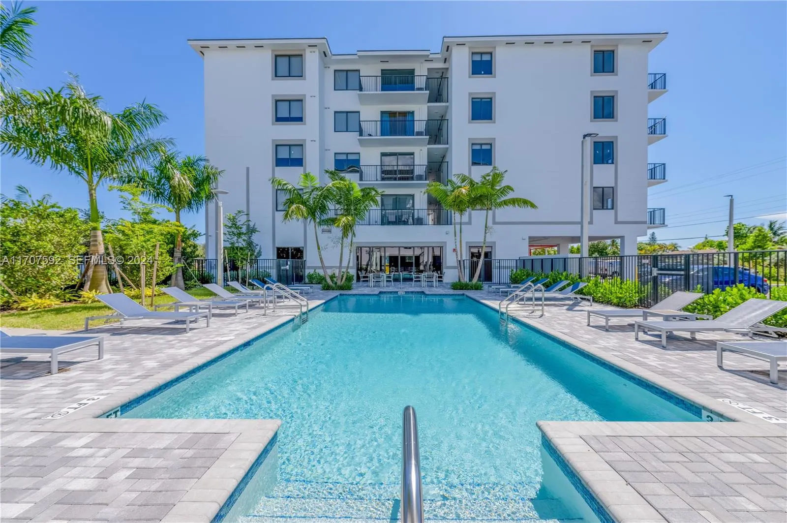 Foto de propiedad en 1080 NE 215th Street 02-324, FL 33179  con MLS# 