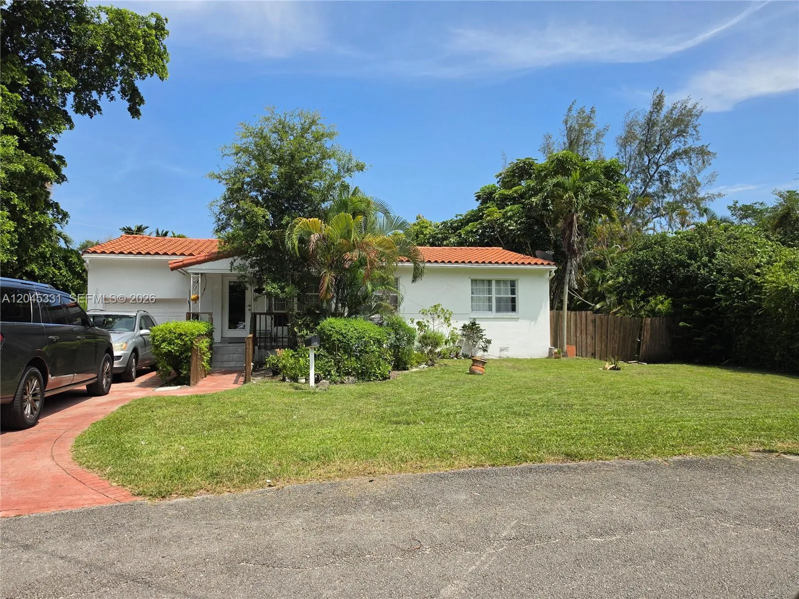 Foto de propiedad en 10801 NE 10th Avenue, Biscayne Park, FL 33161 Biscayne Park con MLS# 