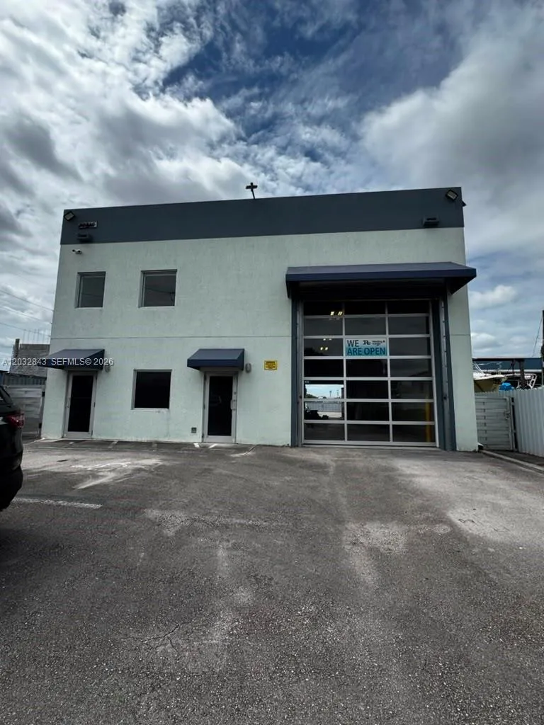 Foto de propiedad en 10810 NW 22nd Street, Sweetwater, FL 33172 Sweetwater con MLS# 
