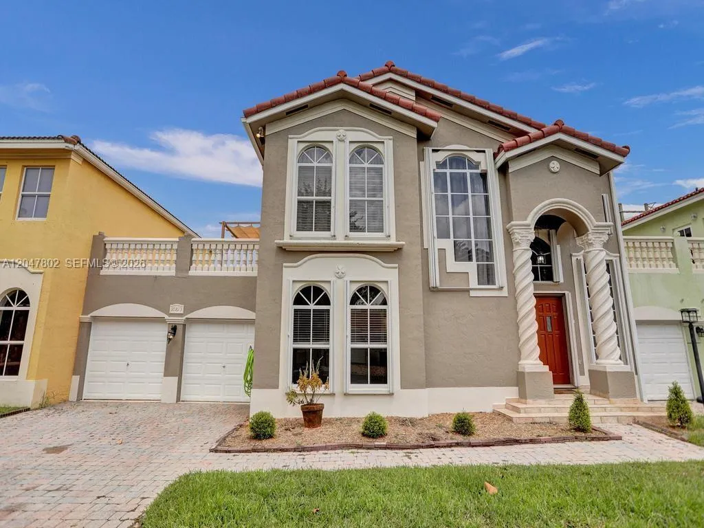 Foto de propiedad en 10813 NW 51st Lane 10813, Doral, FL 33178 Doral con MLS# 