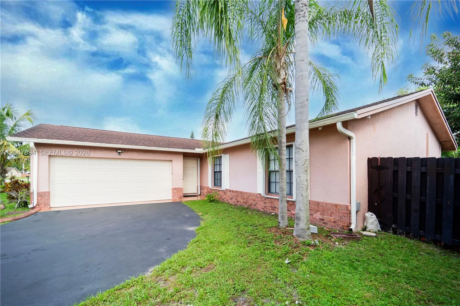 Foto de propiedad en 10815 NW 26th Street, Sunrise, FL 33322 Sunrise con MLS# 
