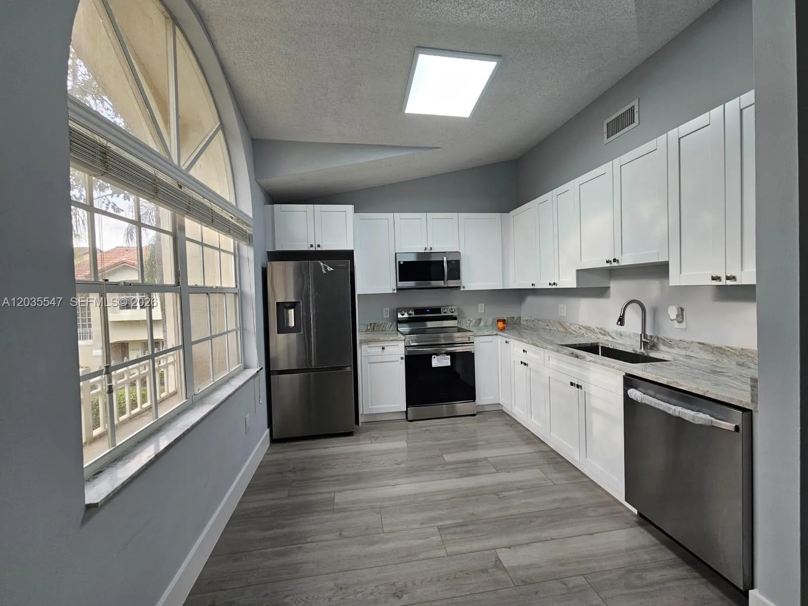 Foto de propiedad en 10823 NW 3rd Court B12U, Pembroke Pines, FL 33026 Pembroke Pines con MLS# 