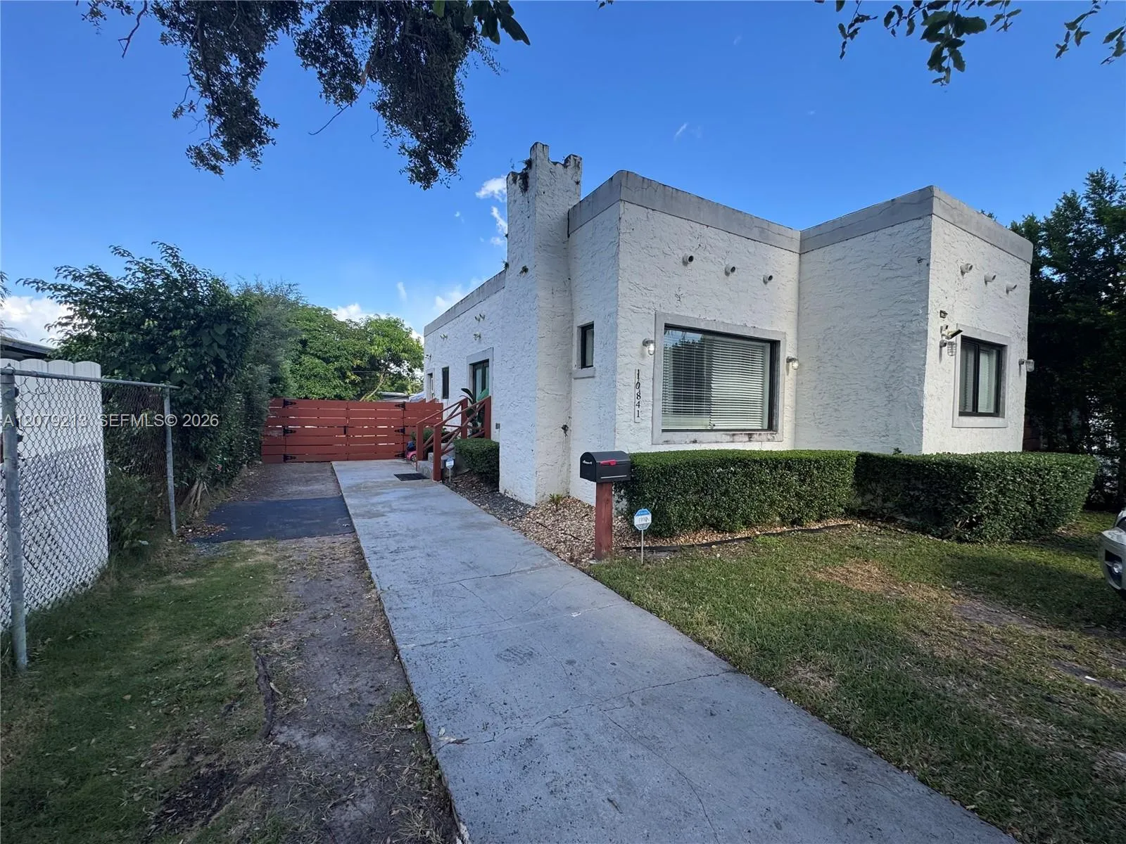 Foto de propiedad en 10841 NE 2nd Place, Miami, FL 33161 Miami con MLS# 