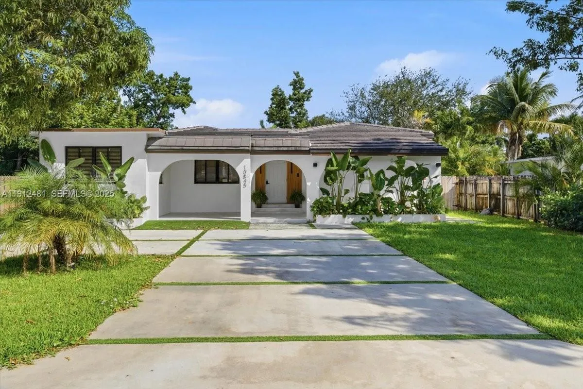 Foto de propiedad en 10845 Peachtree Drive, Miami, FL 33161 Miami con MLS# 