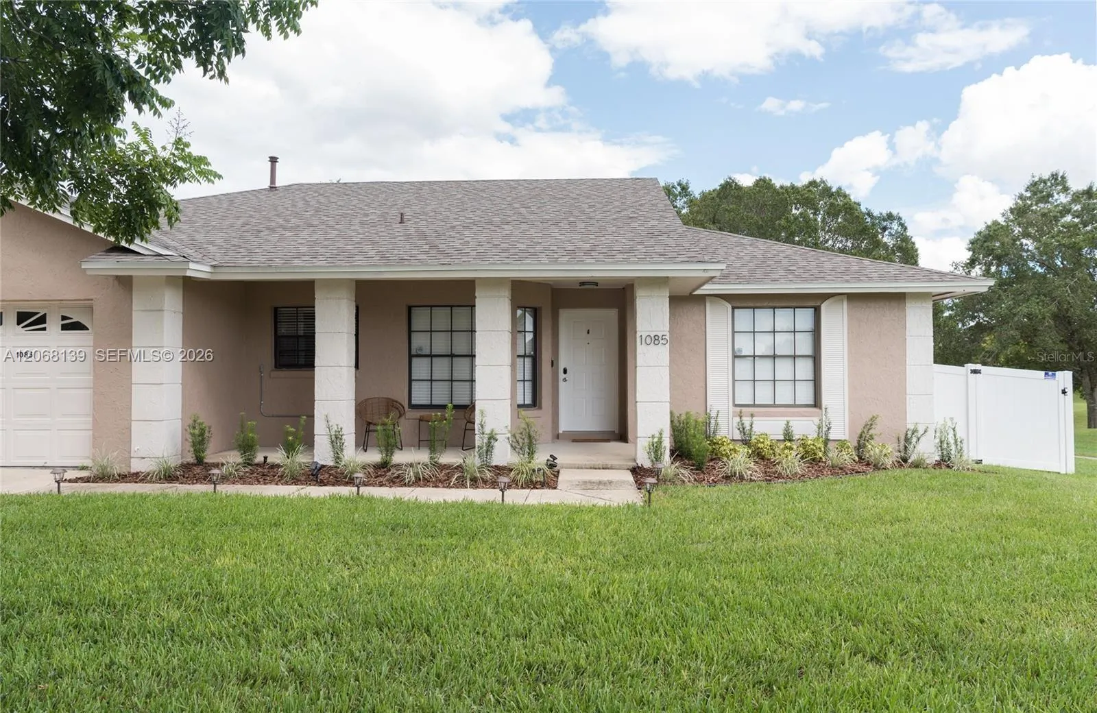 Foto de propiedad en 1085 Indian Ridge Trail E, Kissimmee, FL 34747 Kissimmee con MLS# 