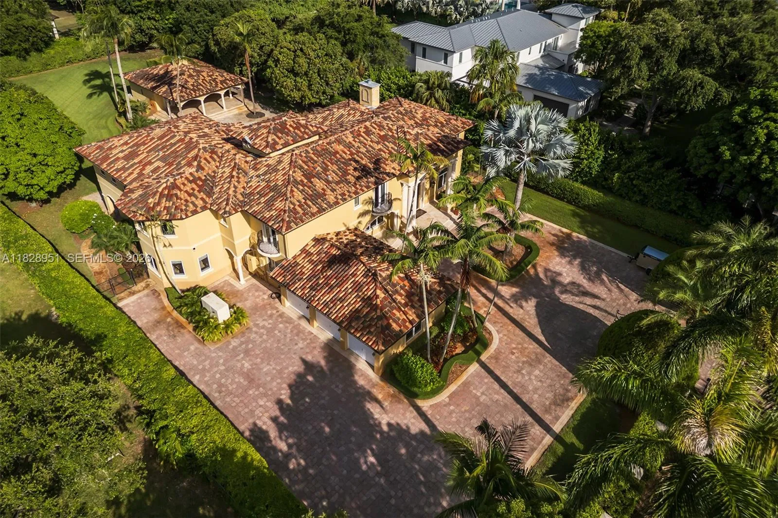 Foto de propiedad en 10851 SW 63rd Avenue, Pinecrest, FL 33156 Pinecrest con MLS# 