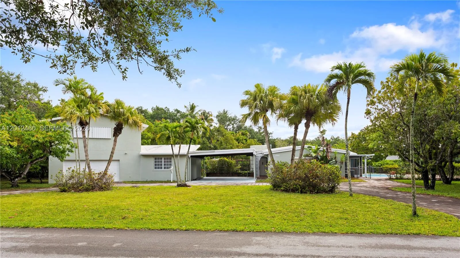 Foto de propiedad en 10851 SW 68th Avenue, Pinecrest, FL 33156 Pinecrest con MLS# 