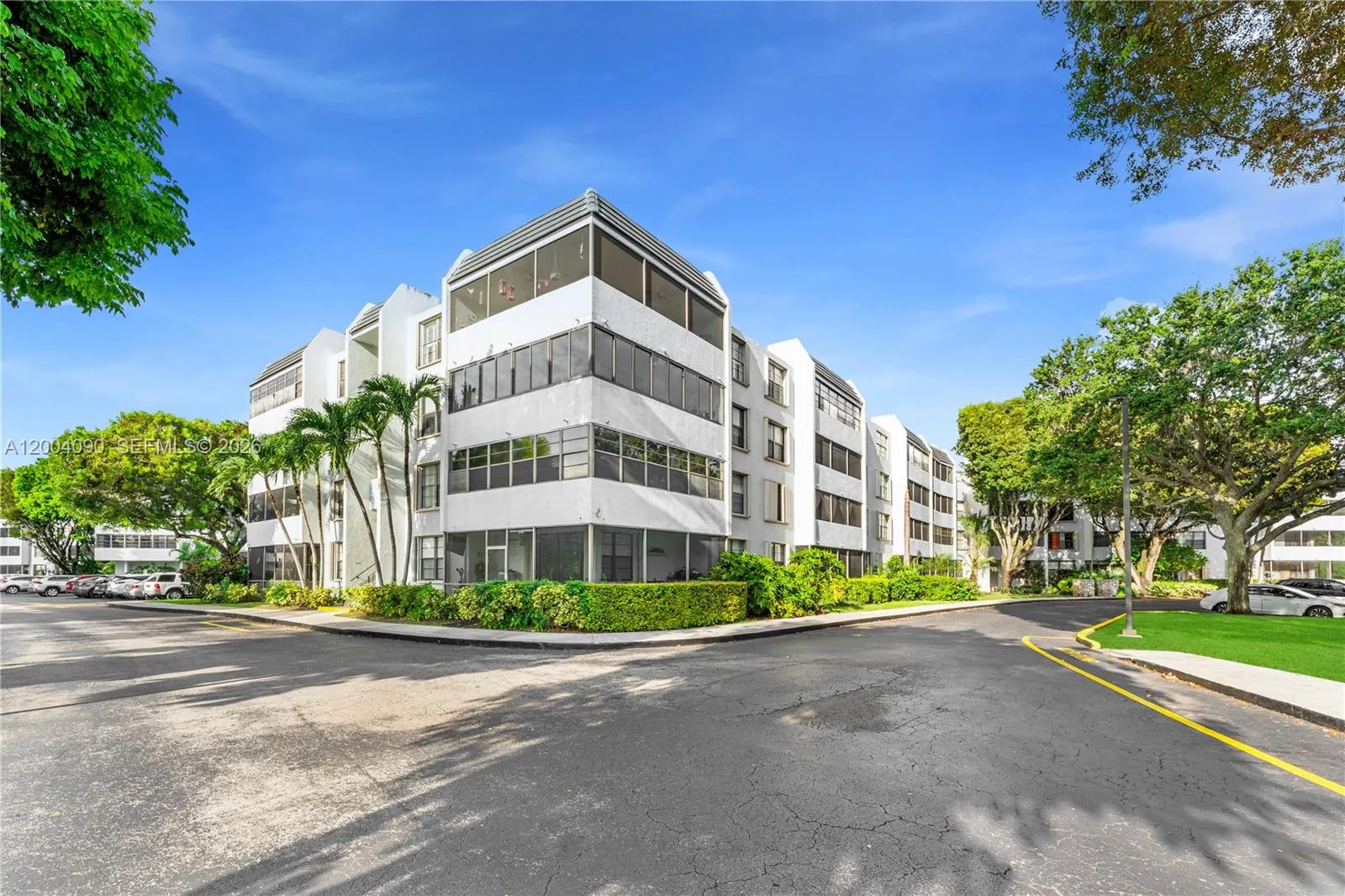 Foto de propiedad en 10852 N Kendall Drive 312, Miami, FL 33176 Miami con MLS#