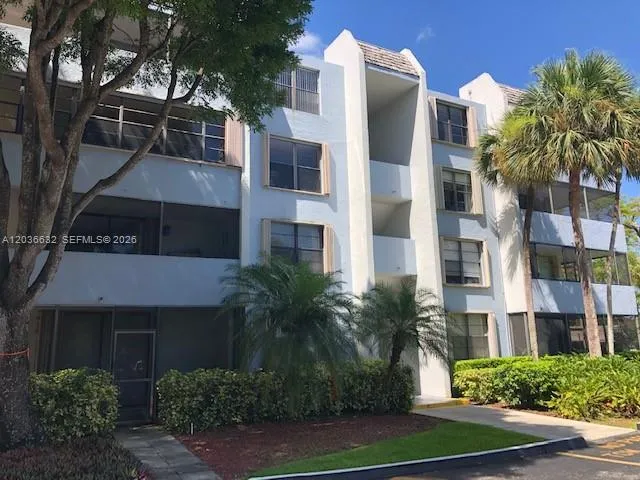 Foto de propiedad en 10852 N Kendall Drive 316, Miami, FL 33176 Miami con MLS#