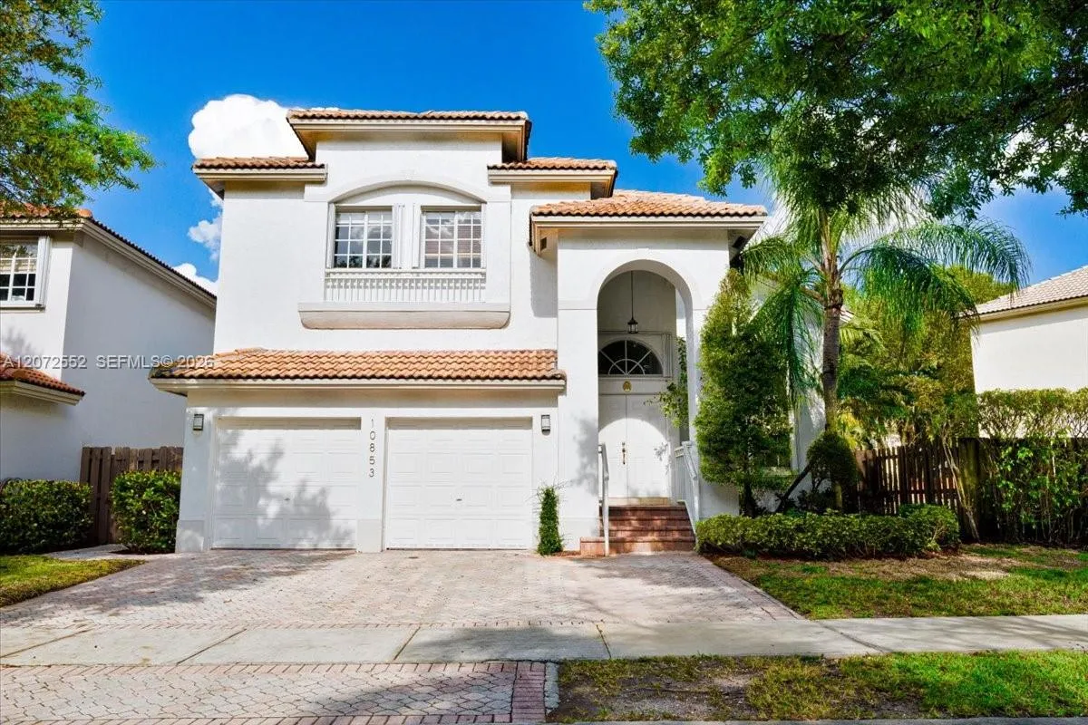 Foto de propiedad en 10853 NW 71st Street, Doral, FL 33178 Doral con MLS# 