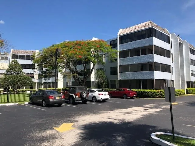 Foto de propiedad en 10854 N Kendall Drive 316, Miami, FL 33176 Miami con MLS# 
