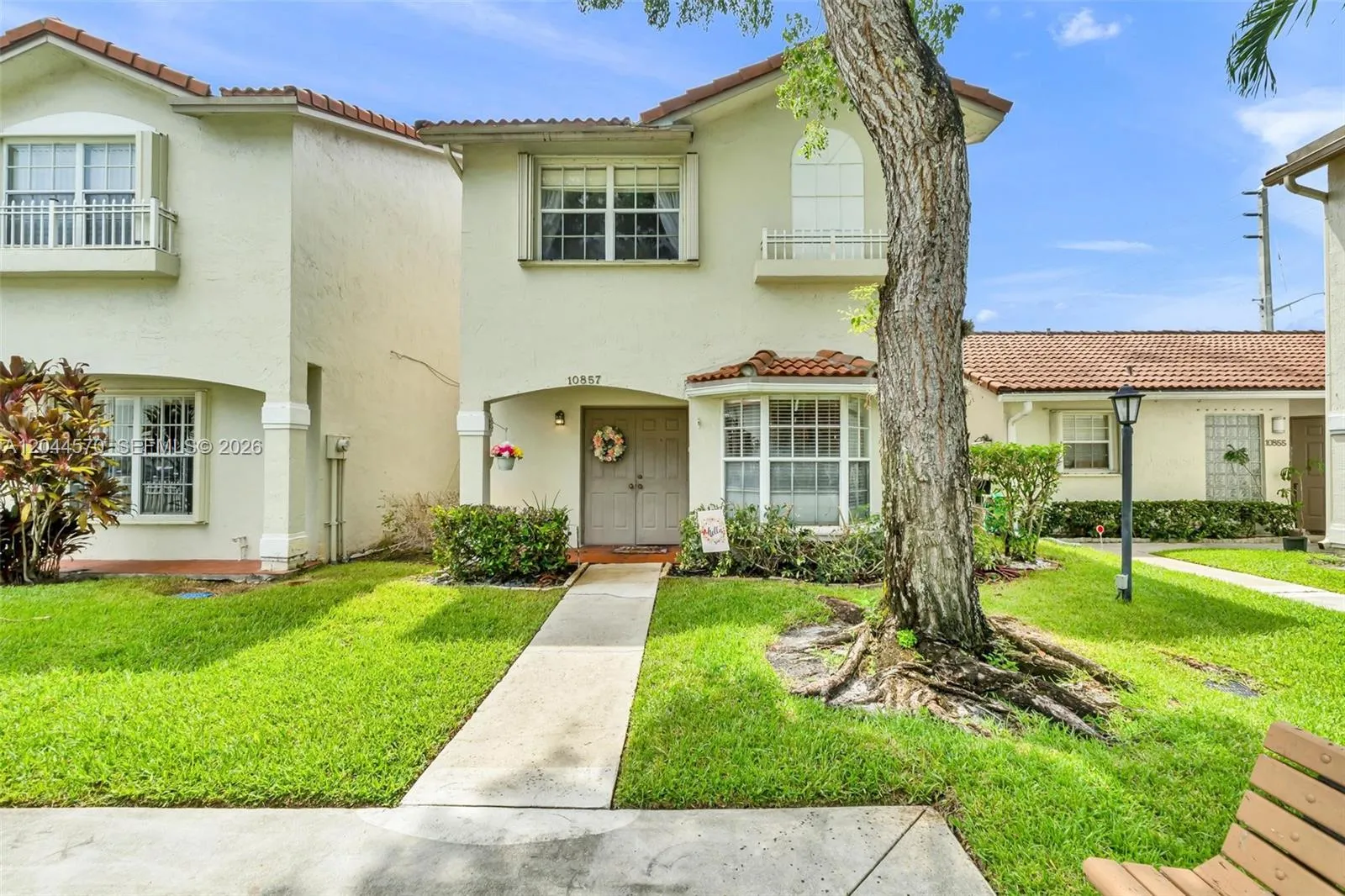 Foto de propiedad en 10857 NW 8th Street, Pembroke Pines, FL 33026 Pembroke Pines con MLS# 