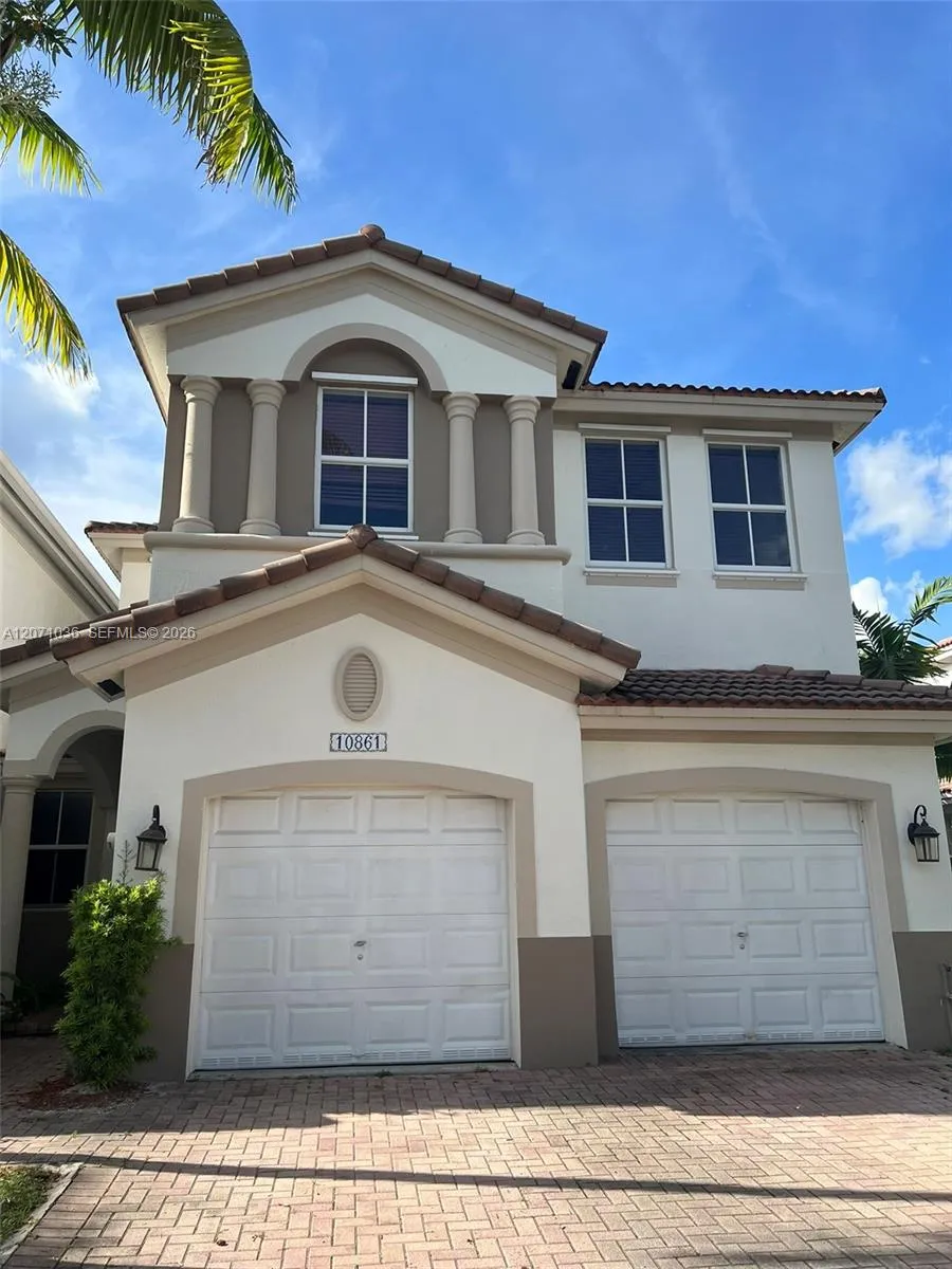 Foto de propiedad en 10861 NW 85th Terrace, Doral, FL 33178 Doral con MLS# 