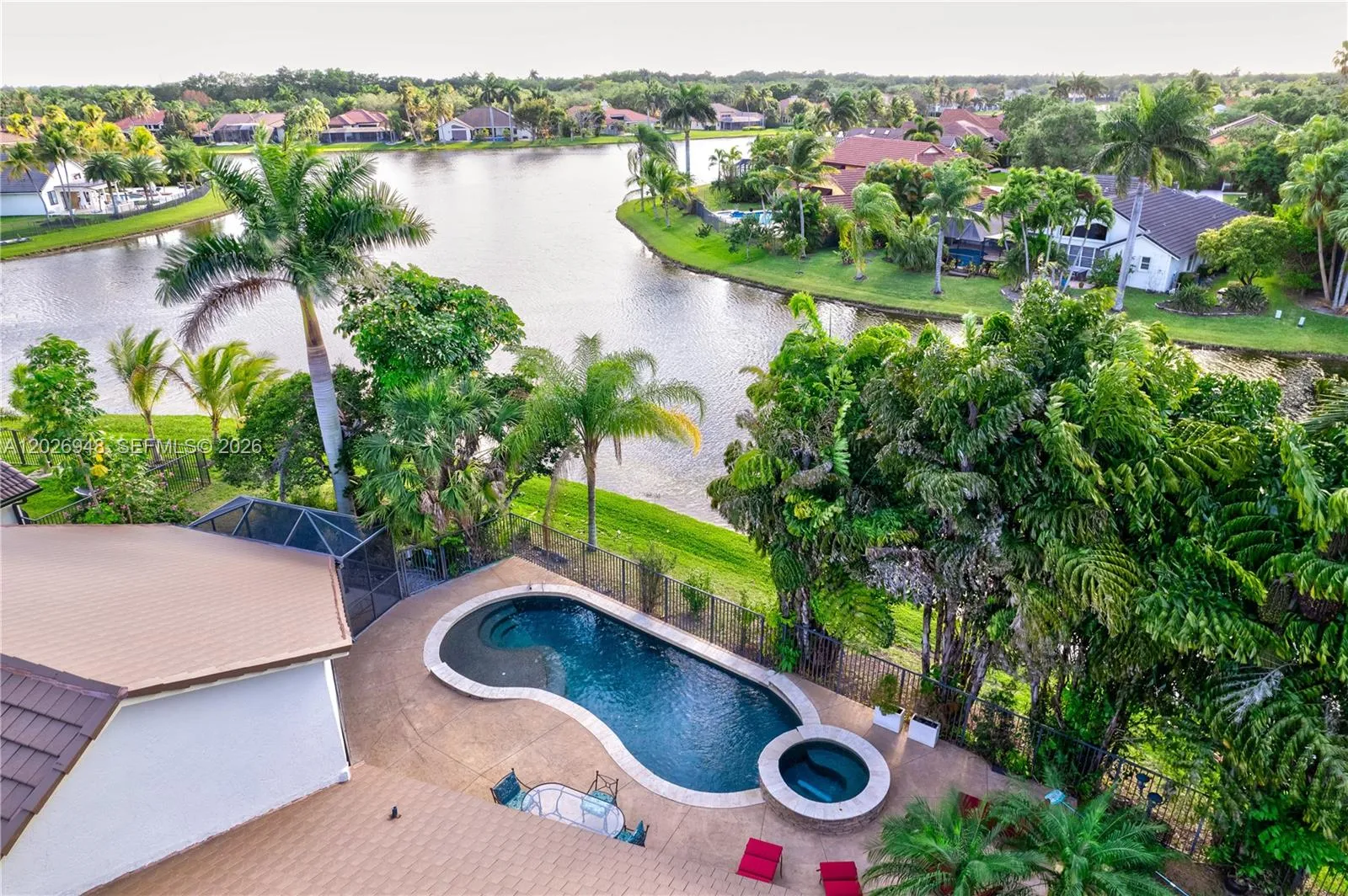 Foto de propiedad en 1087 Deerwood Lane, Weston, FL 33326 Weston con MLS# 