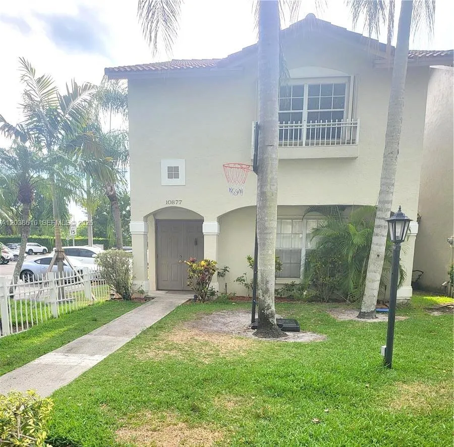 Foto de propiedad en 10877 NW 8th Street, Pembroke Pines, FL 33026 Pembroke Pines con MLS# 