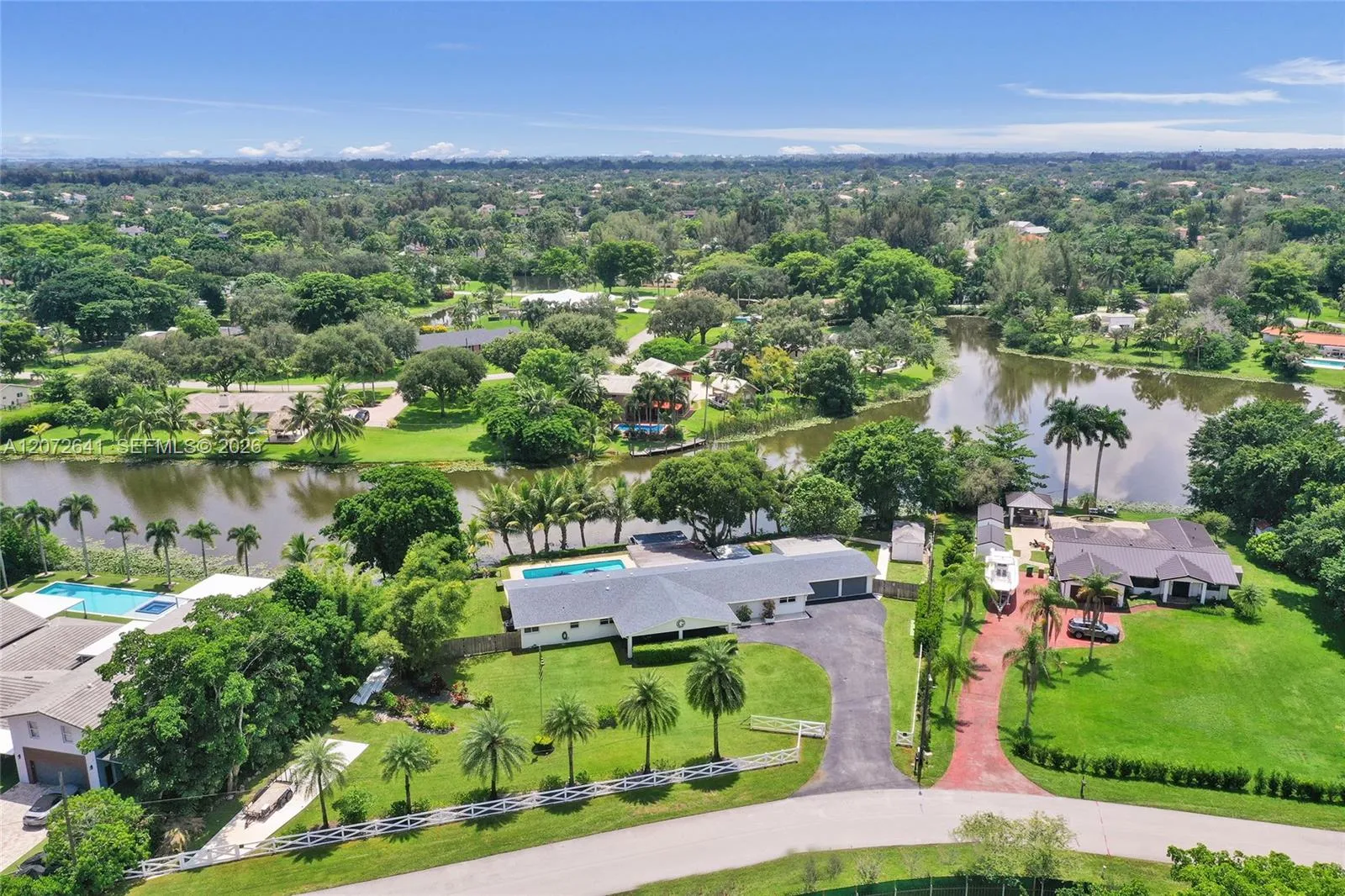 Foto de propiedad en 10880 SW 25th Street, Davie, FL 33324 Davie con MLS# 