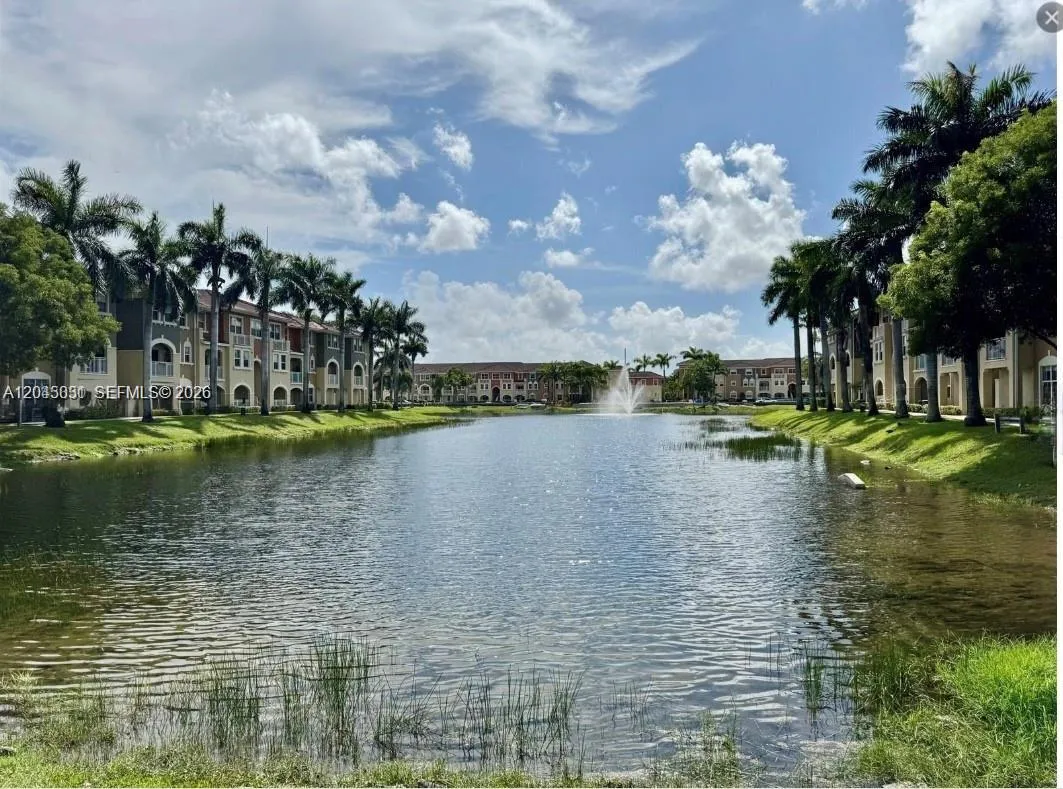 Foto de propiedad en 10885 NW 89th Terrace 203, Doral, FL 33178 Doral con MLS# 