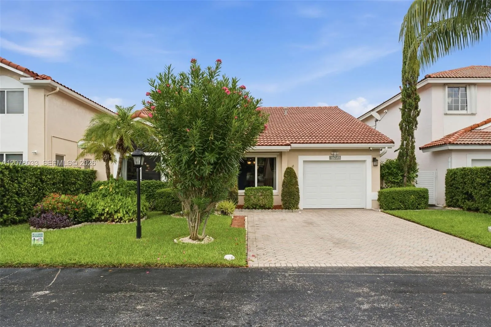 Foto de propiedad en 10887 SW 152nd Place, Miami, FL 33196 Miami con MLS# 