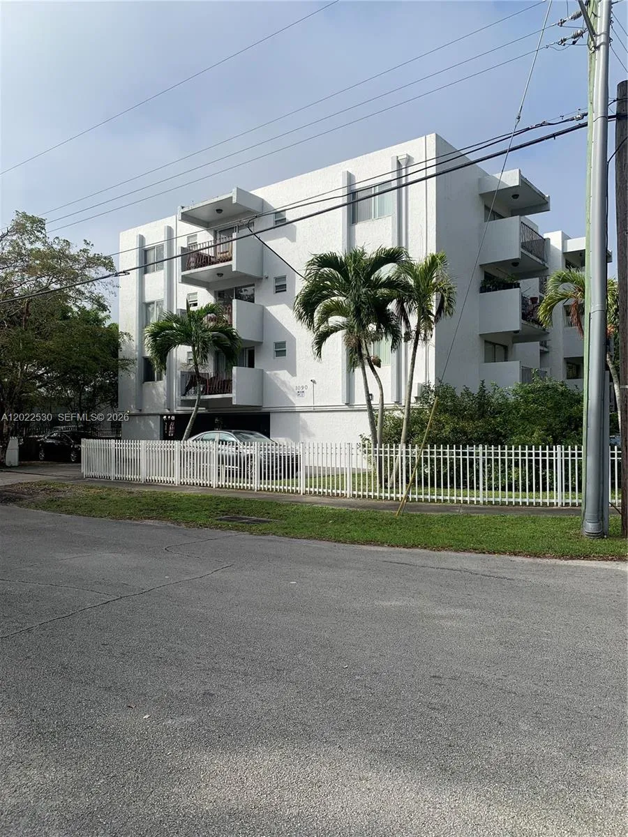 Foto de propiedad en 1090 NE 129th Street 202, North Miami, FL 33161 North Miami con MLS# 