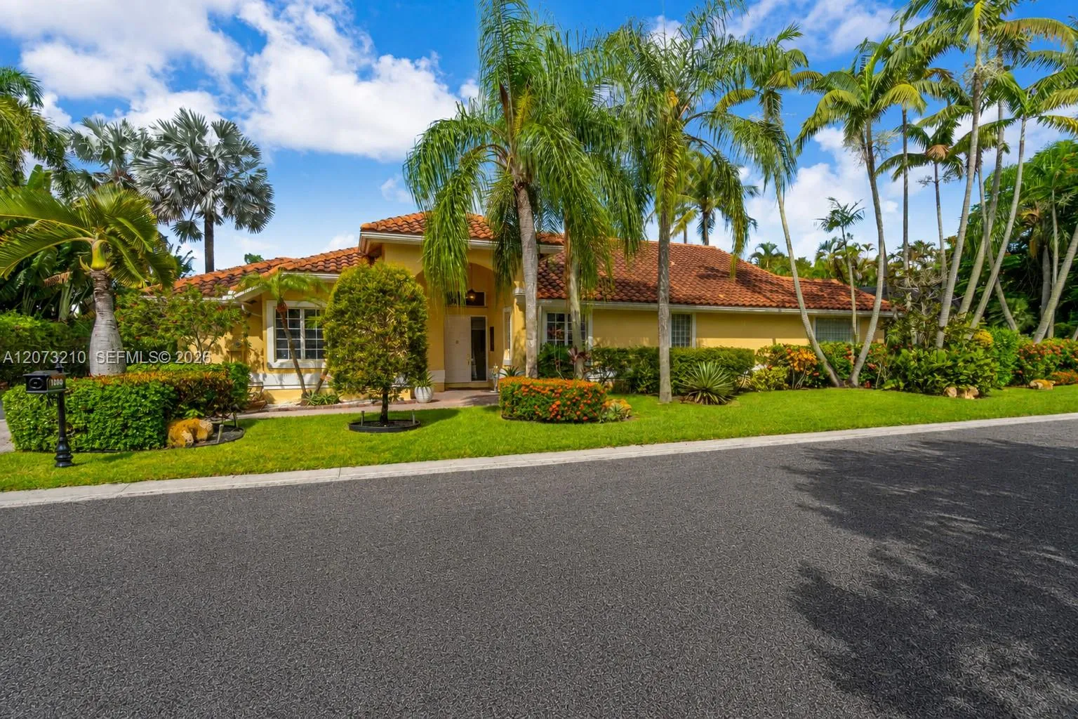 Foto de propiedad en 1090 SW 156th Avenue, Pembroke Pines, FL 33027 Pembroke Pines con MLS# 