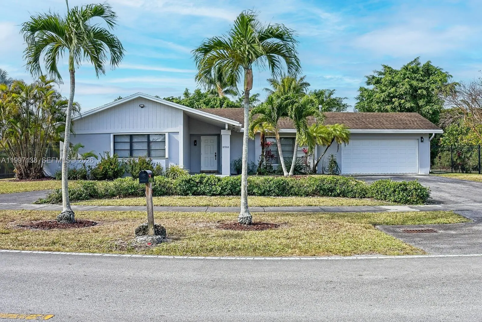 Foto de propiedad en 10900 SW 124th Road, Miami, FL 33176 Miami con MLS# 