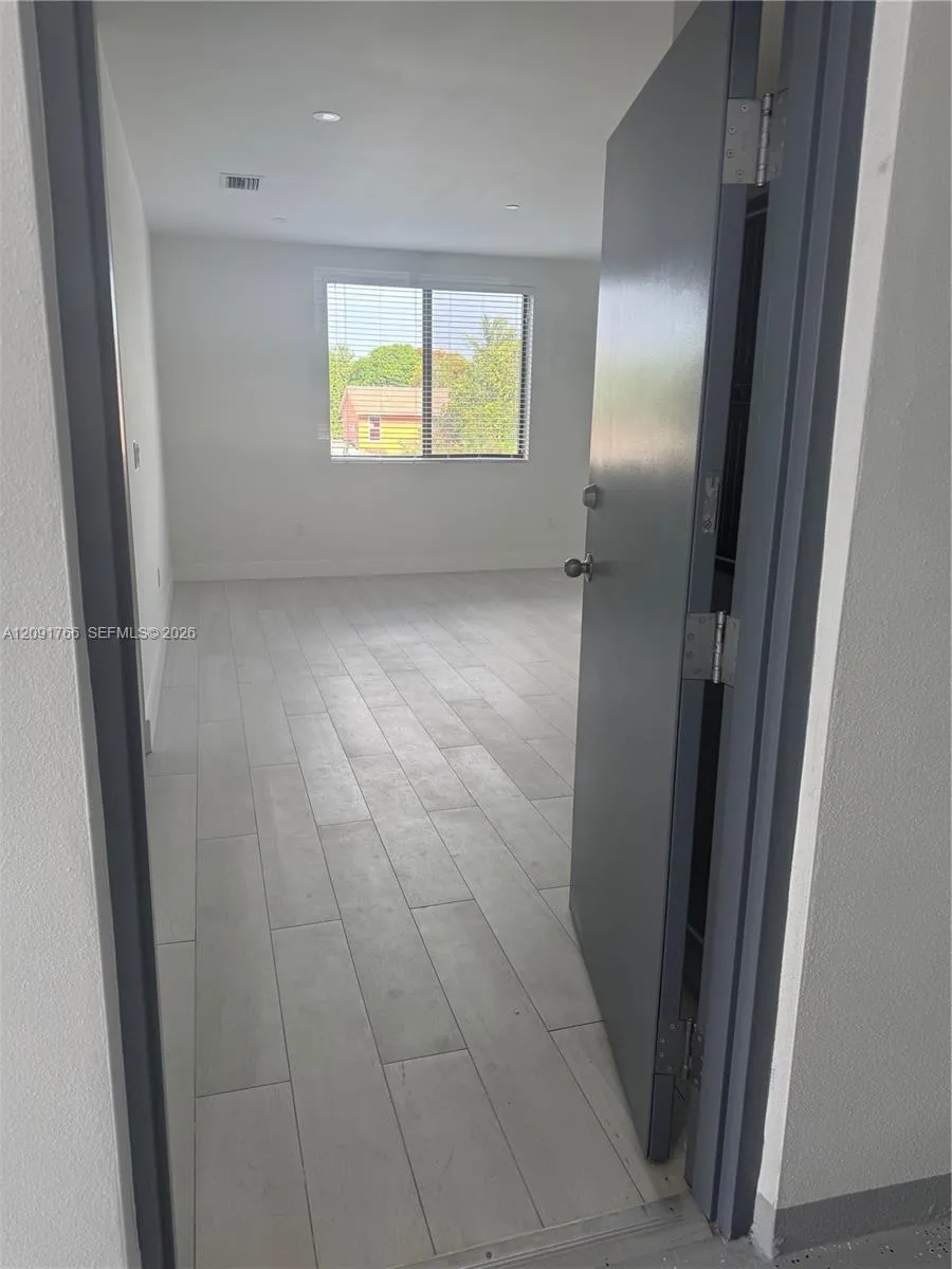 Foto de propiedad en 1091 E 17th Street 403, Hialeah, FL 33010 Hialeah con MLS# 