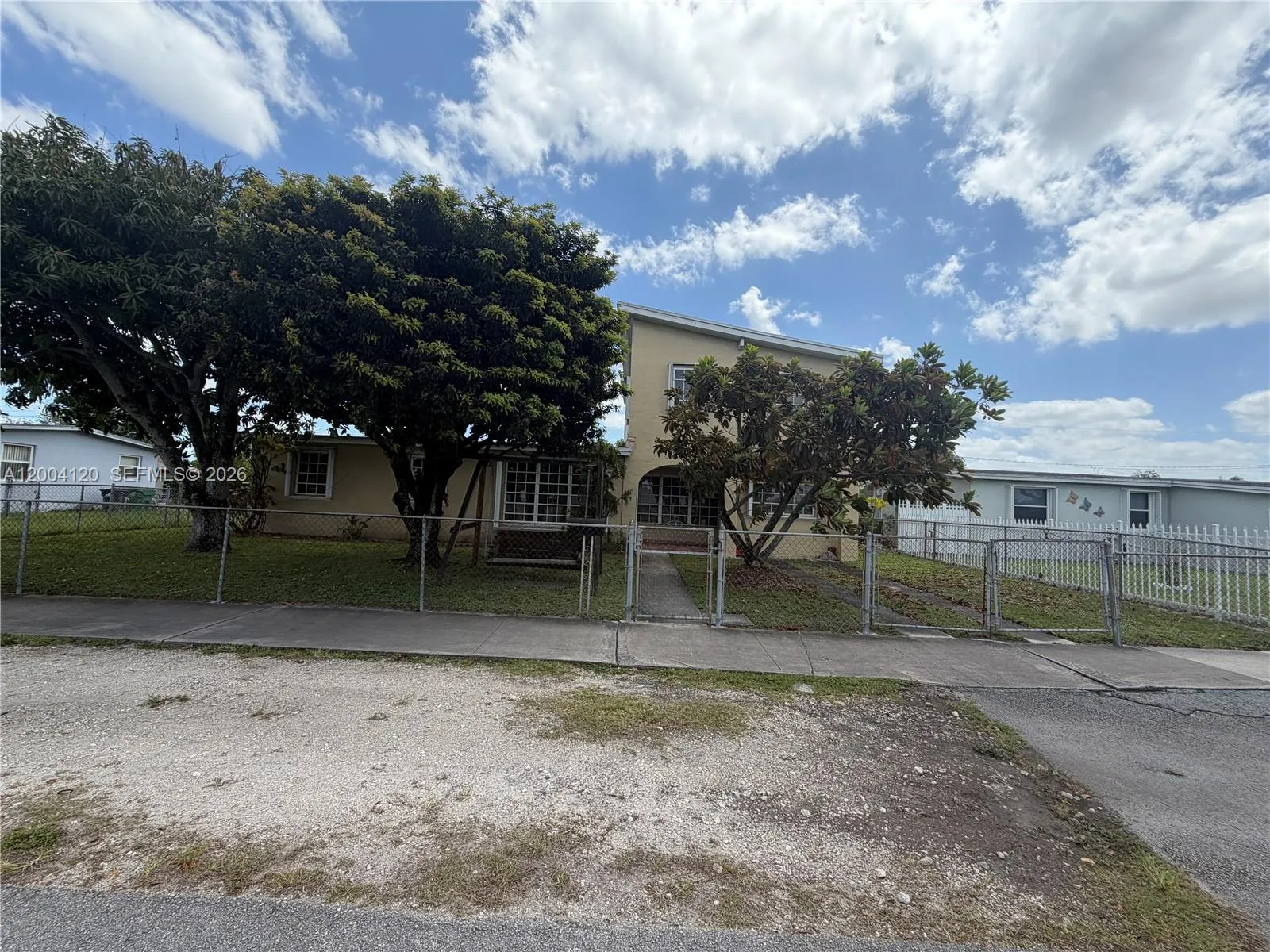 Foto de propiedad en 10910 SW 40th Street, Miami, FL 33165 Miami con MLS# 