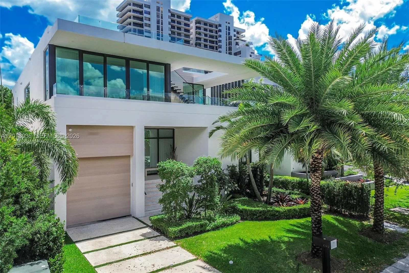 Foto de propiedad en 1092 N Venetian Drive, Miami, FL 33139 Miami con MLS# 