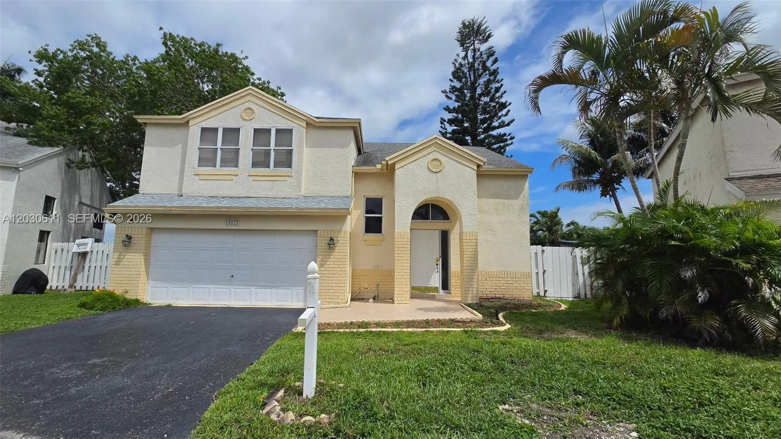 Foto de propiedad en 10931 SW 10th Place, Davie, FL 33324 Davie con MLS# 
