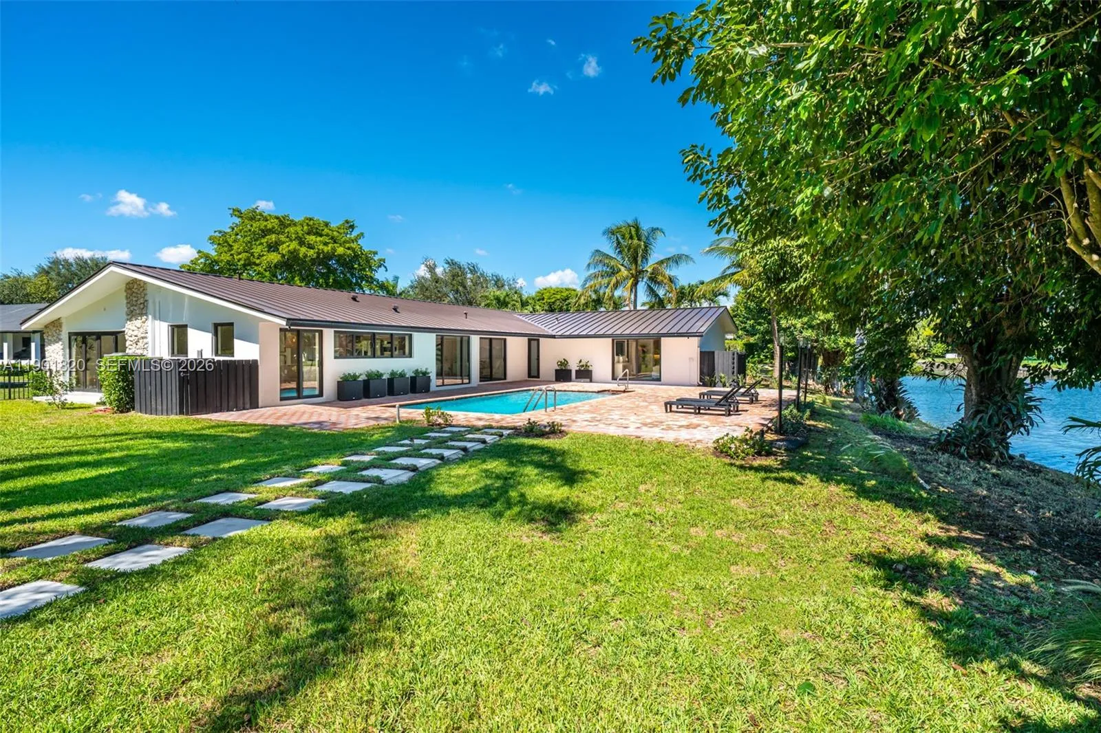 Foto de propiedad en 10945 SW 75th Court, Pinecrest, FL 33156 Pinecrest con MLS# 