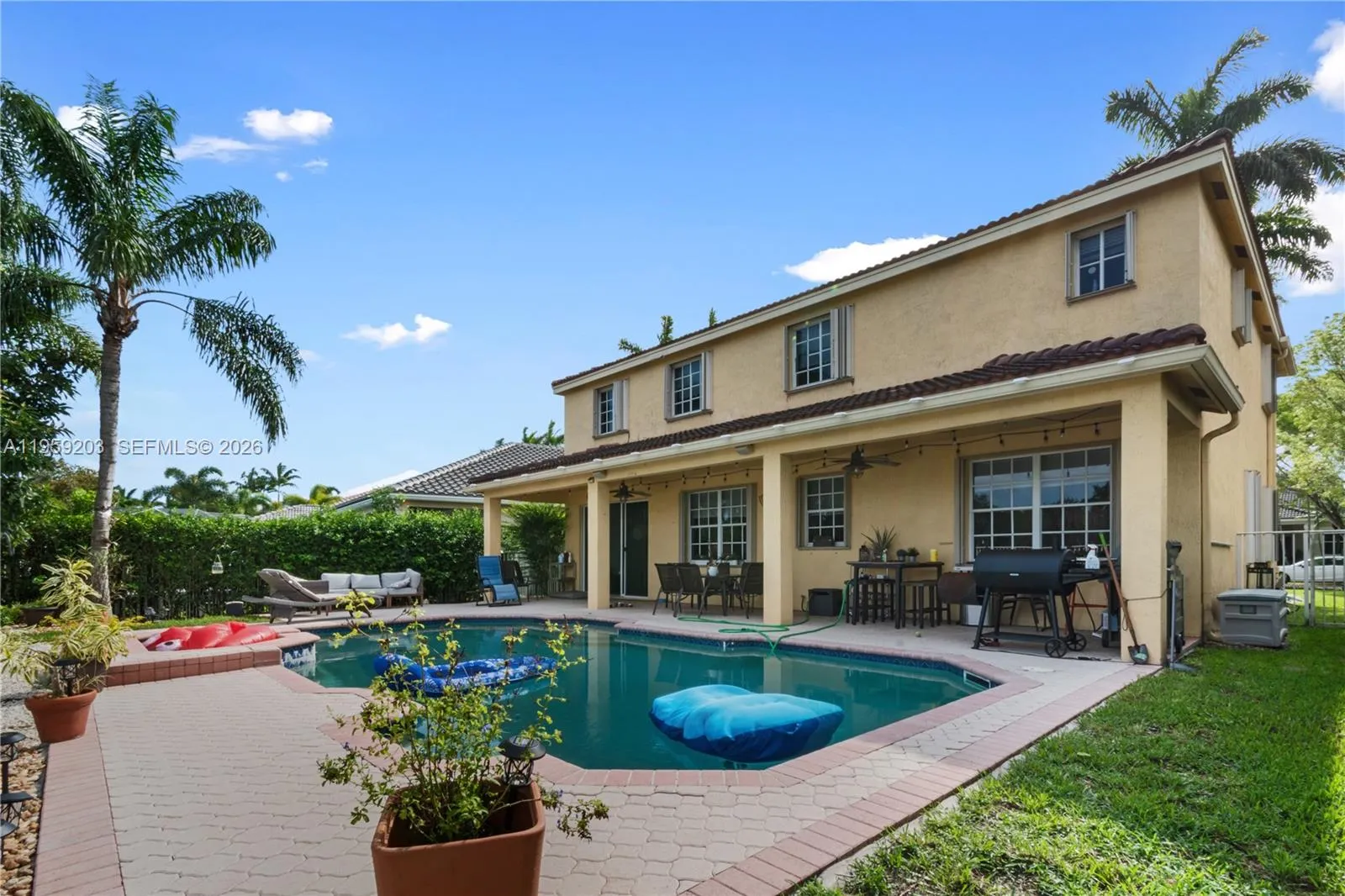 Foto de propiedad en 1095 Chenille Circle, Weston, FL 33327 Weston con MLS# 
