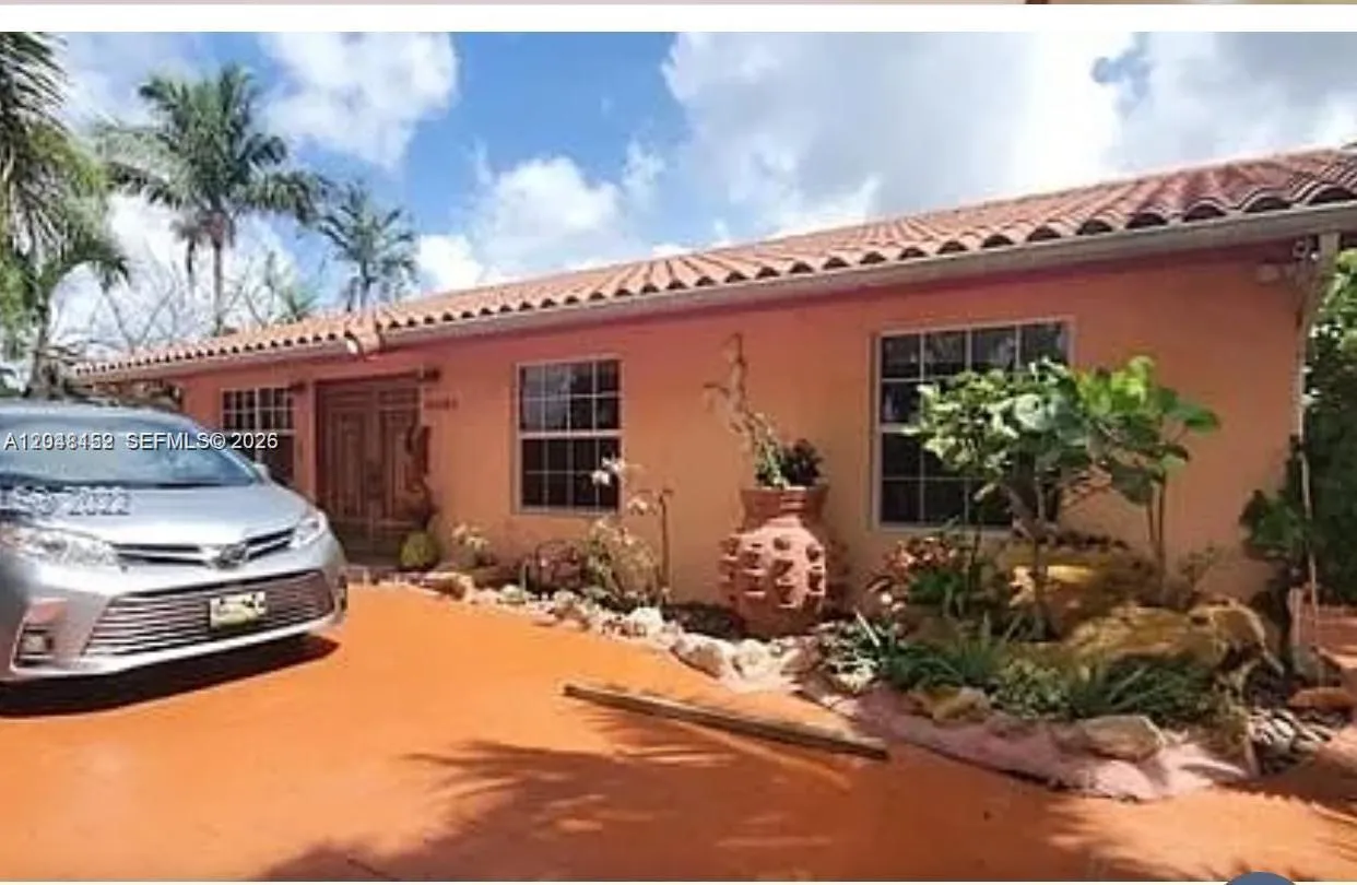 Foto de propiedad en 10955 SW 56th Street, Miami, FL 33165 Miami con MLS# 
