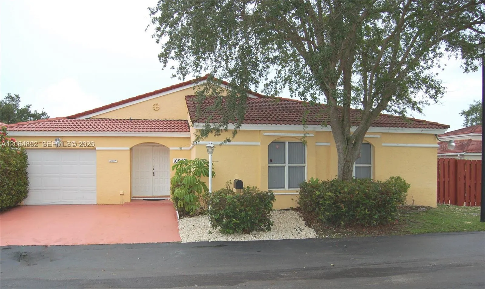 Foto de propiedad en 10957 SW 73rd Terrace, Miami, FL 33173 Miami con MLS# 