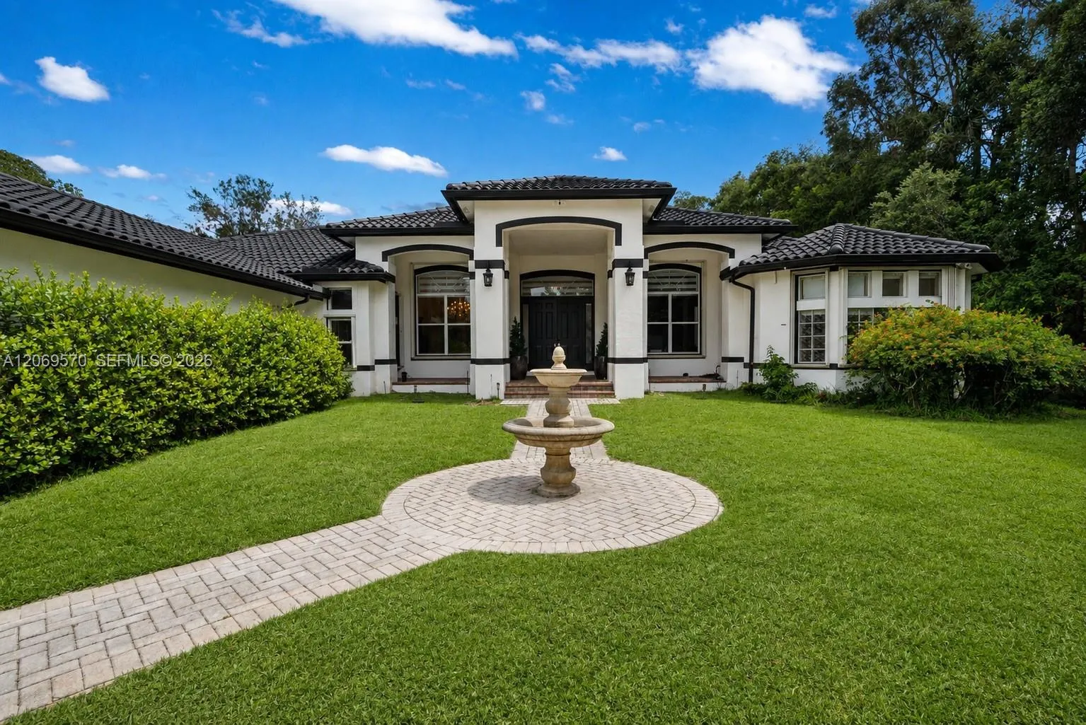 Foto de propiedad en 10961 SW 31st, Davie, FL 33328 Davie con MLS# 
