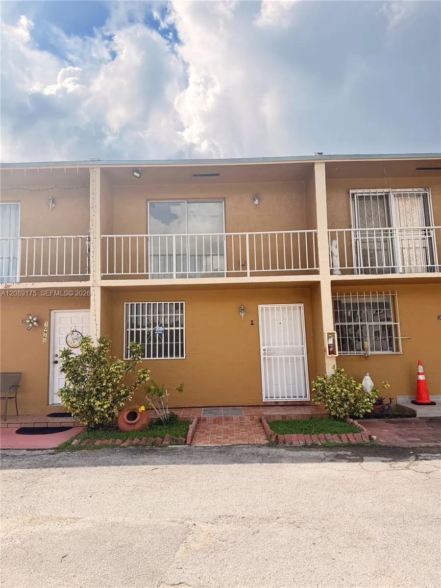 Foto de propiedad en 10962 SW 4th Street I2, Sweetwater, FL 33174 Sweetwater con MLS# 