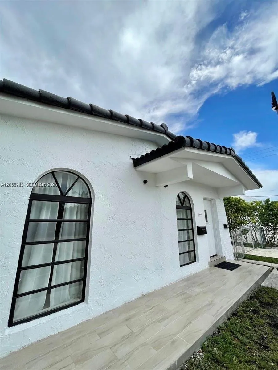 En Renta 1097 E 1st Avenue, Hialeah, FL 33010, Hialeah, FL 33010