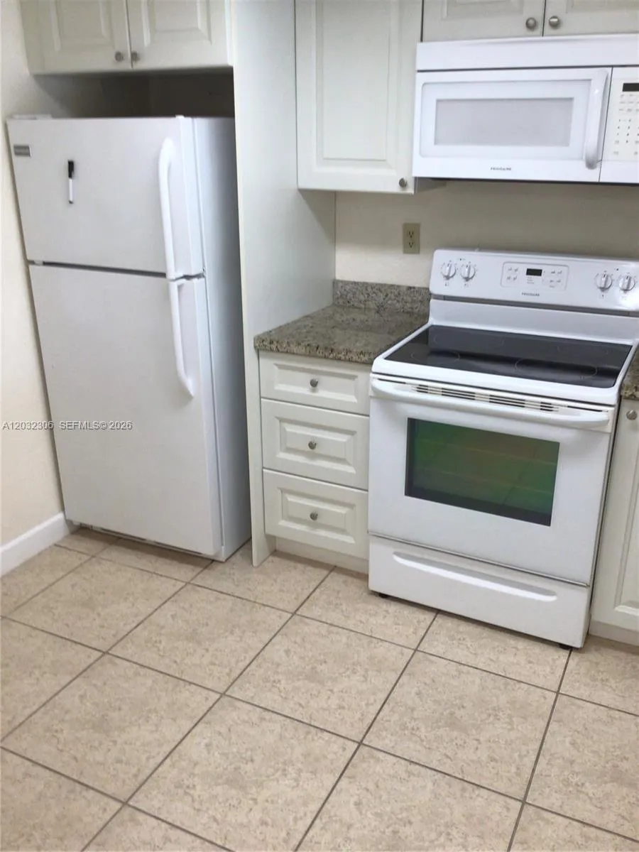 Foto de propiedad en 10975 SW 107th Street 302, Miami, FL 33176 Miami con MLS# 