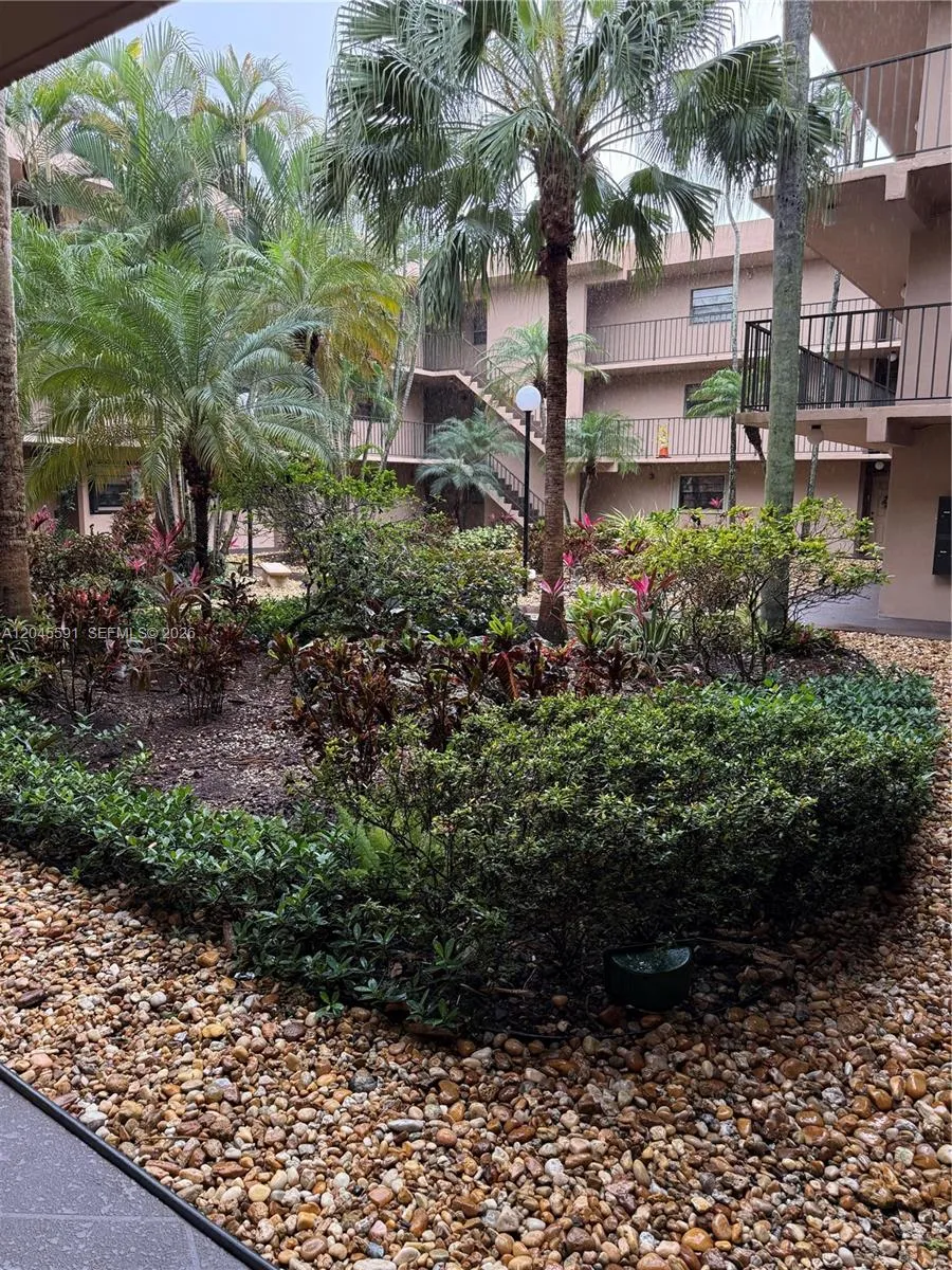 Foto de propiedad en 10975 SW 107th Street 302, Miami, FL 33176 Miami con MLS# 