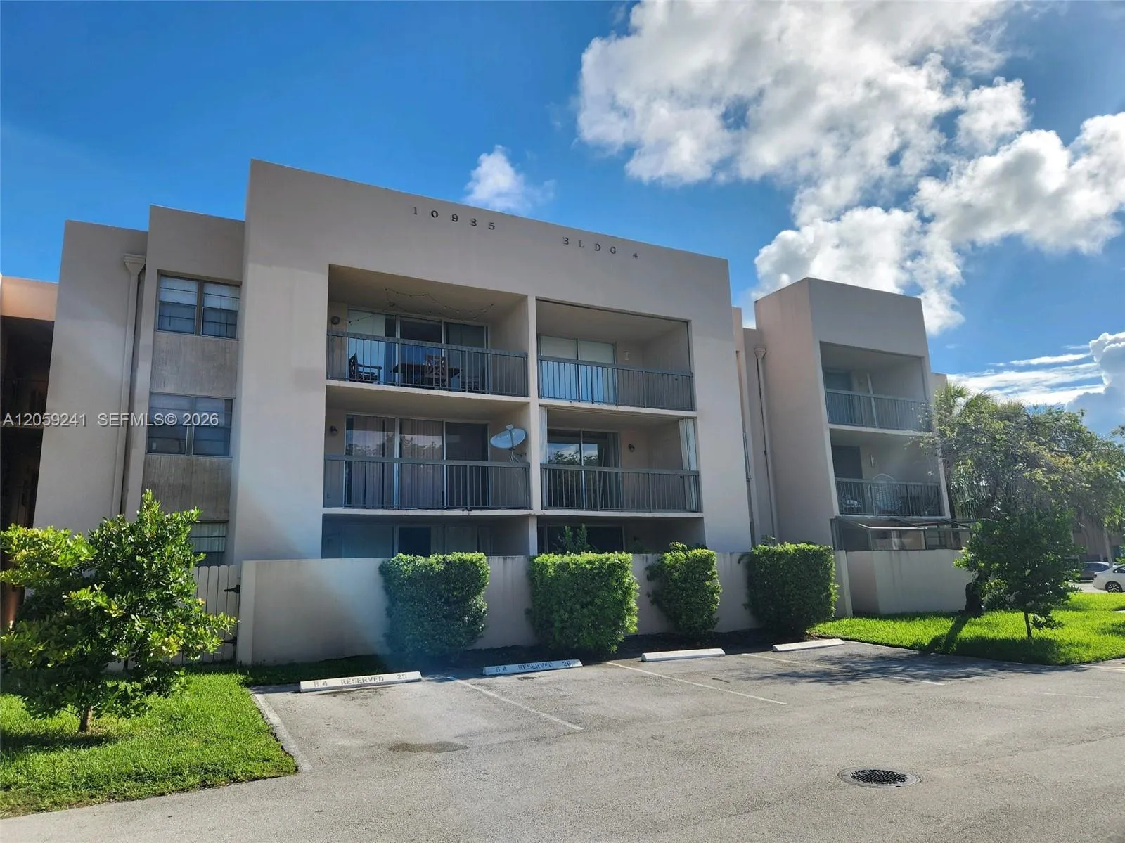 Foto de propiedad en 10985 SW 107th Street 110, Miami, FL 33176 Miami con MLS# 