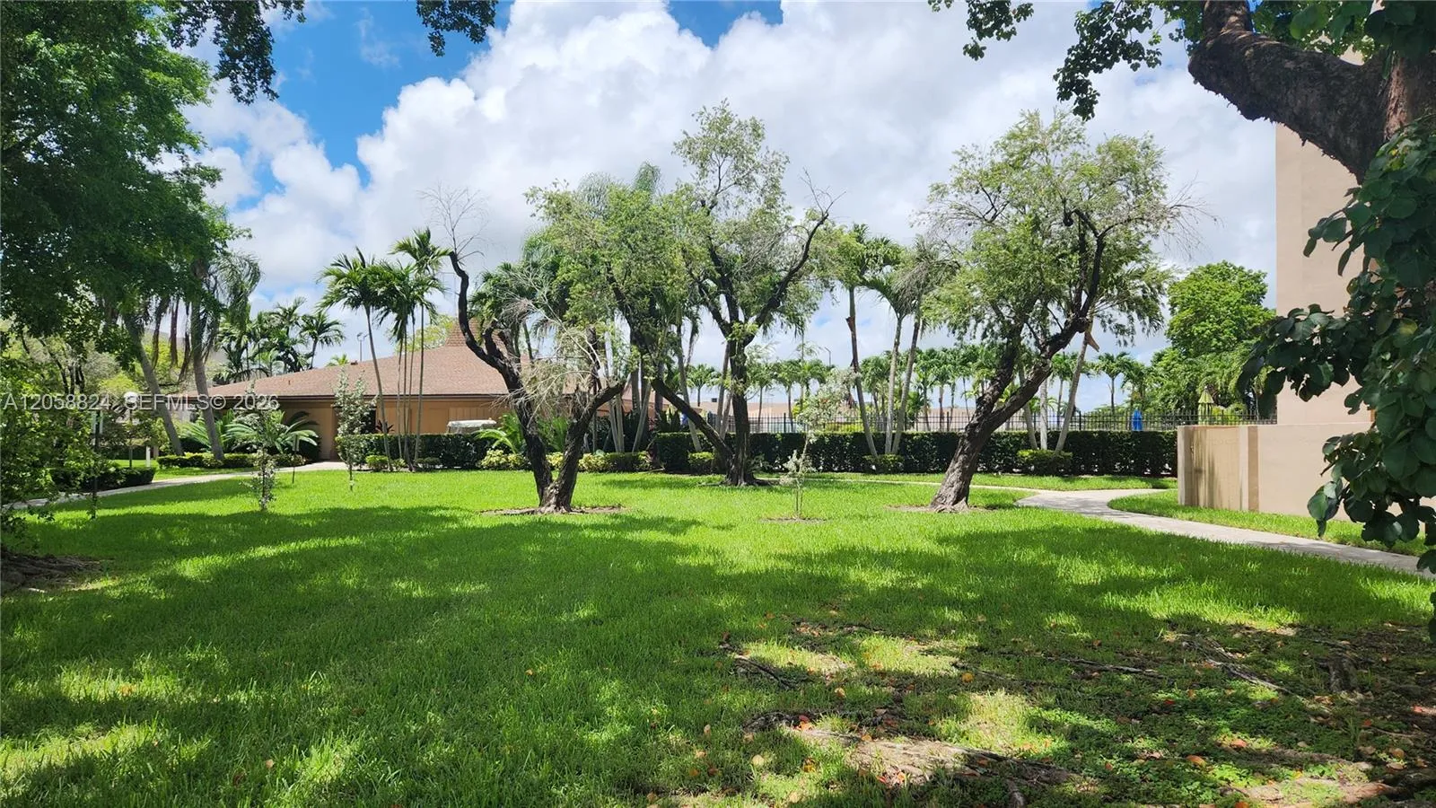 Foto de propiedad en 10985 SW 107th Street 304, Miami, FL 33176 Miami con MLS# 