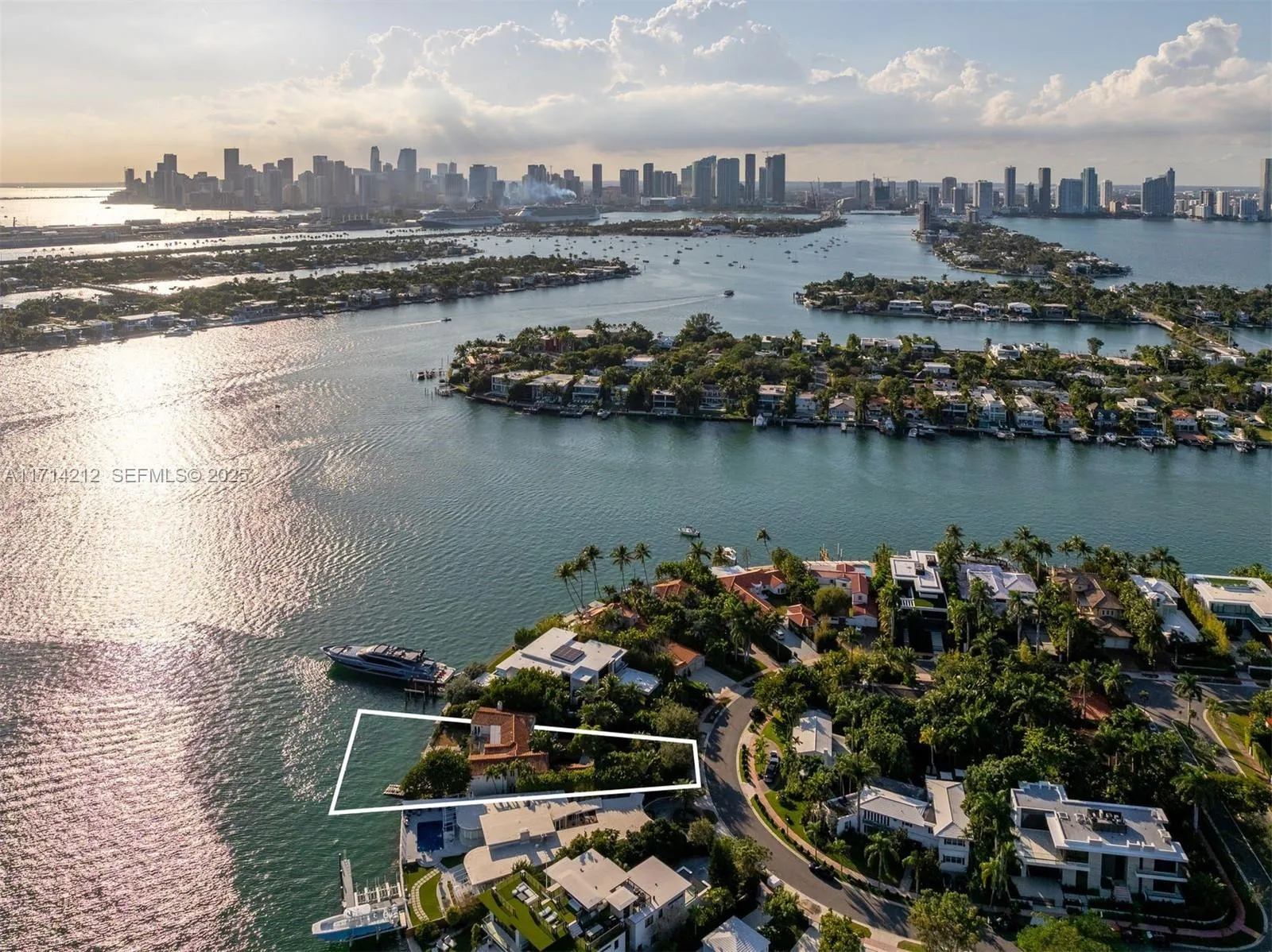 Foto de propiedad en 11 E Rivo Alto Drive, Miami Beach, FL 33139 Miami Beach con MLS# 