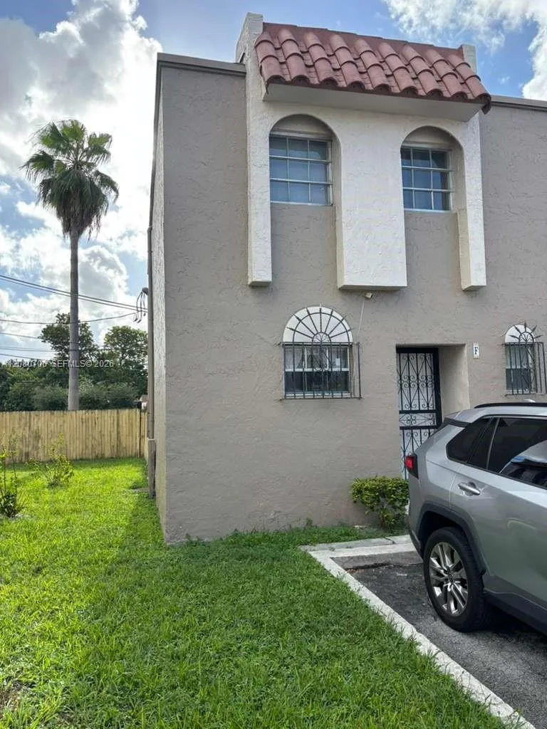Foto de propiedad en 11 Olive Drive F, Hialeah, FL 33010 Hialeah con MLS# 