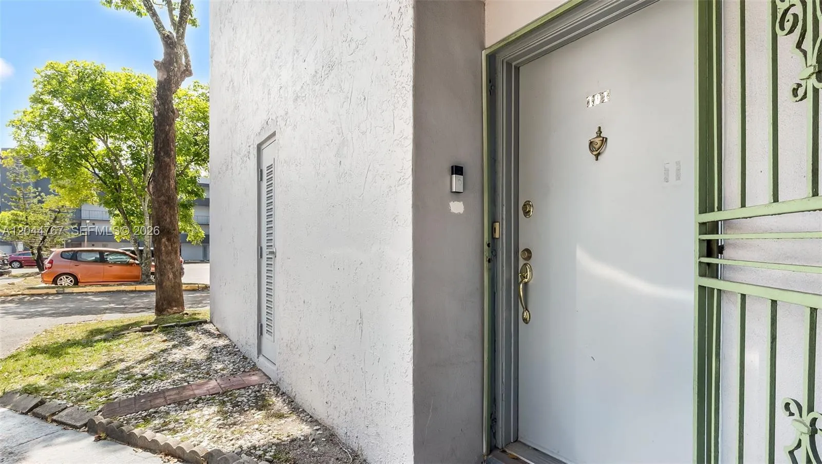 Foto de propiedad en 110 Fontainebleau Boulevard 101, Miami, FL 33172 Miami con MLS# 