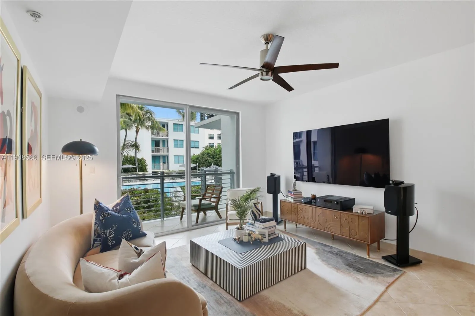 Foto de propiedad en 110 Washington Avenue 2420, Miami Beach, FL 33139 Miami Beach con MLS# 