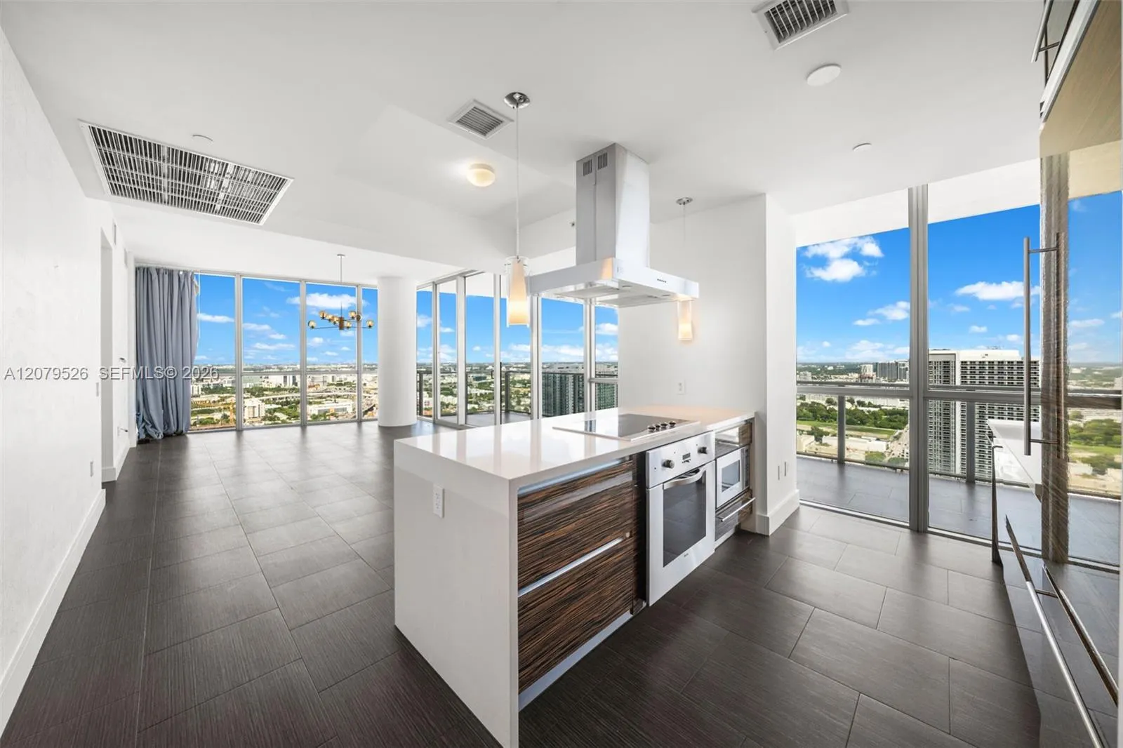 Foto de propiedad en 1100 Biscayne Boulevard 3805, Miami, FL 33132 Miami con MLS#