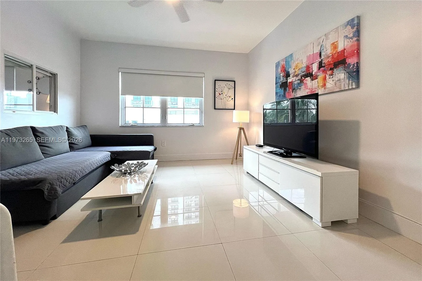Foto de propiedad en 1100 Collins Avenue 303, Miami Beach, FL 33139 Miami Beach con MLS# 