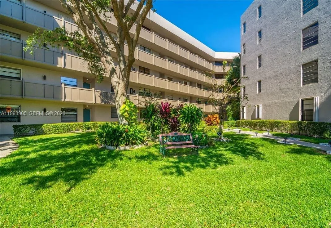 Foto de propiedad en 1100 Colony Point Circle 105, Pembroke Pines, FL 33026 Pembroke Pines con MLS# 