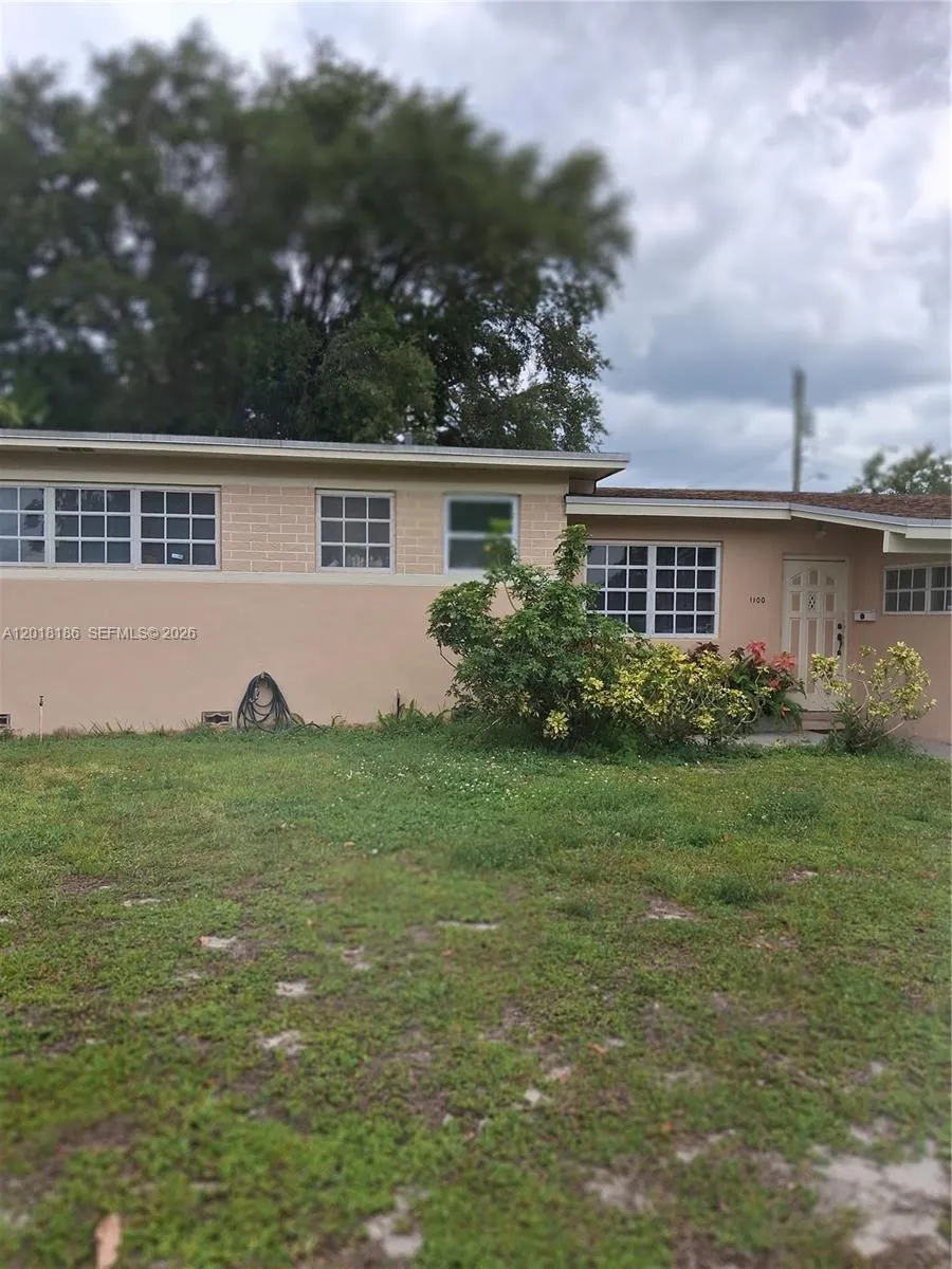 Foto de propiedad en 1100 NE 160th Terrace, North Miami Beach, FL 33162 North Miami Beach con MLS# 